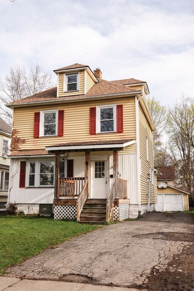 Building Photo - GREAT SINGLE FAMILY HOUSE . WAITING FOR YOU TO CALL HOME !!