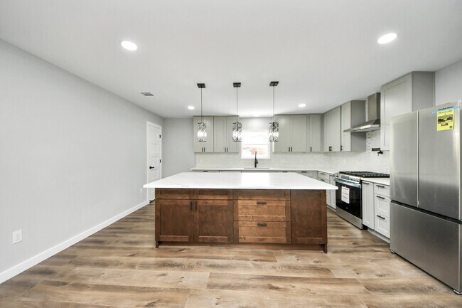 Building Photo - 1218 Des Jardines St