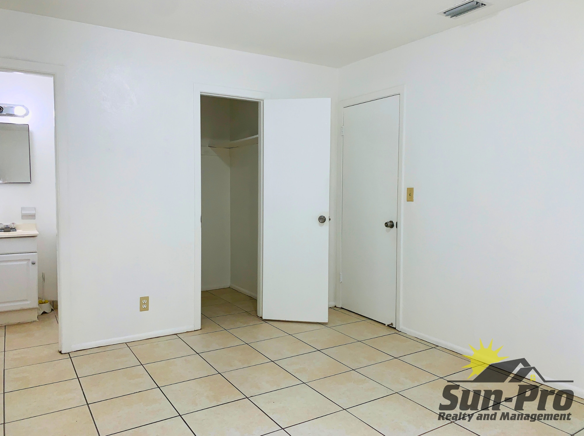 Building Photo - 1965 Nelson Ave