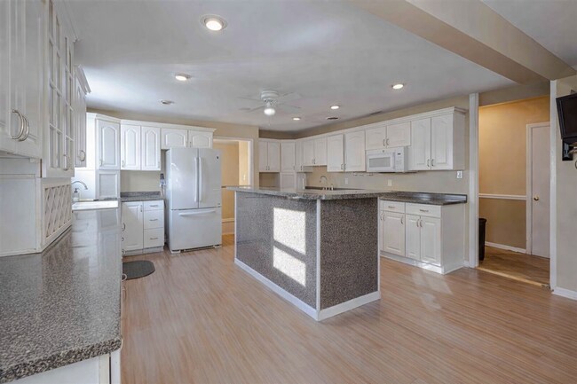 Building Photo - $500-off First Month Rent! 3 Bedroom 2 bathroom home in East Memphis!