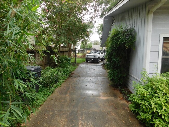 Building Photo - 725 W 42nd St