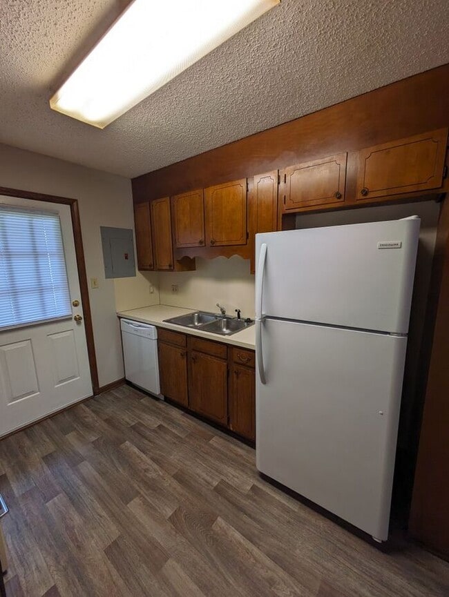 Building Photo - 1BD/1BA Upstairs Unit at Westmont