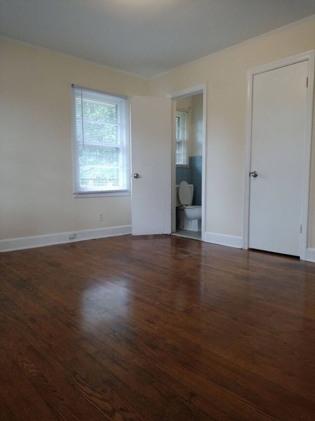 Building Photo - Are you looking for a spacious and 3 bedro...