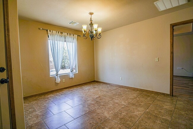 Building Photo - Beautiful 4 Bedroom/2 Bath Home