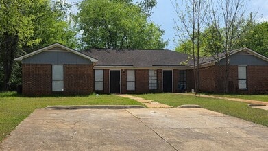 Building Photo - 411 Station Crossing Dr