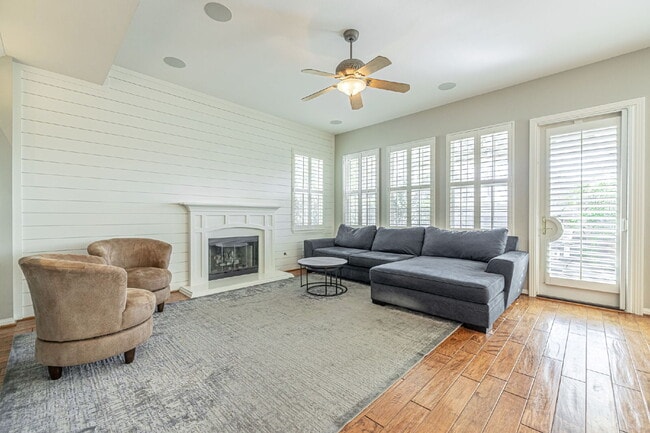 Building Photo - Refined Living in the Heart of Valencia