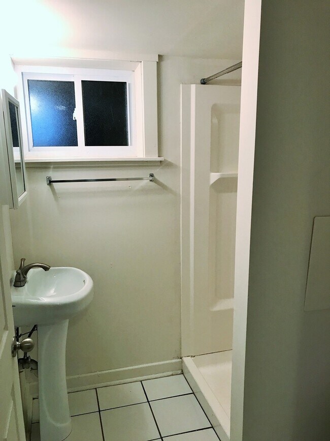 Building Photo - VERY NICELY DONE OAKLAND HOUSE AVAILABLE AUGUST 2026!