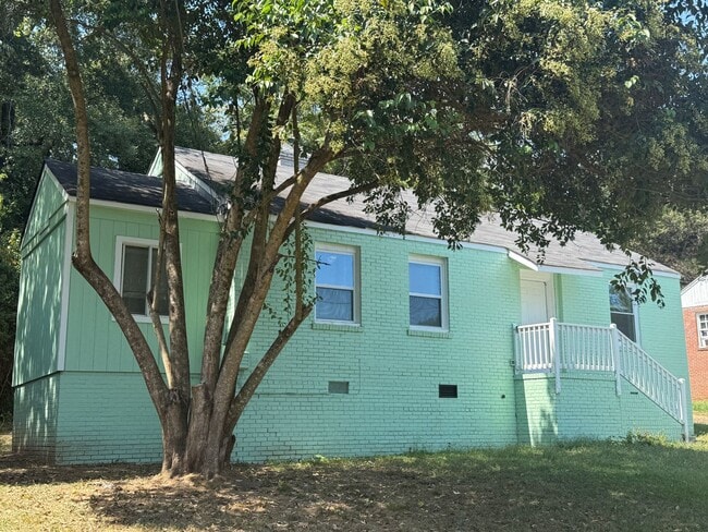 Building Photo - **AVAILABLE NOW**3 Bedroom / 1 Bathroom Ho...