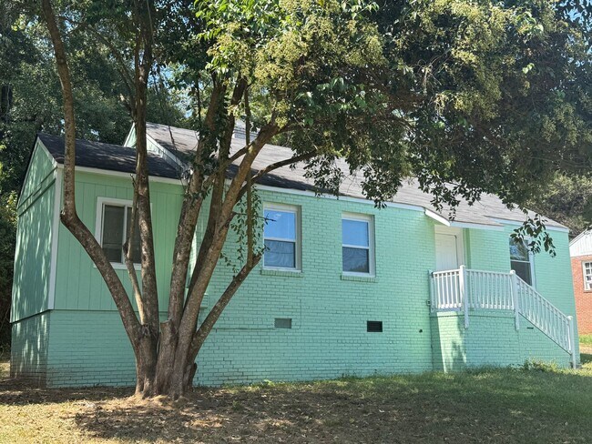 Building Photo - **ON HOLD**3 Bedroom / 1 Bathroom Home for...
