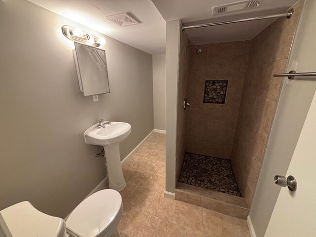Building Photo - 3 bedrooms 3 bathrooms