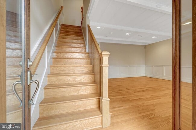 Building Photo - 229 Locust St SE