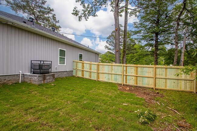 Building Photo - 5703 Valley Dr