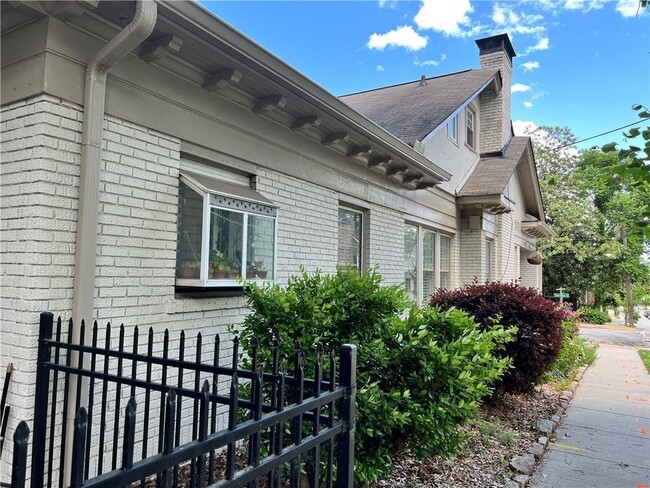 Building Photo - 616 Seminole Ave NE