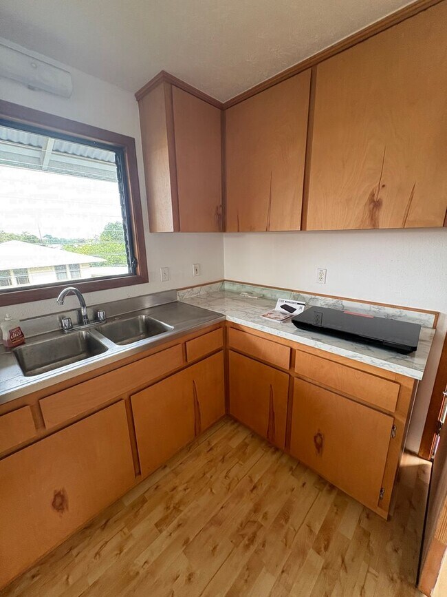 Building Photo - Beautiful 2 bedroom, 1.5 bath located in central Hilo town