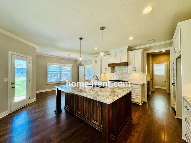 Building Photo - Nearly New Luxury Home in Blue Valley Schools!