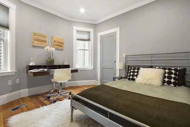 Building Photo - Comfortable and Spacious Rental Opportunity