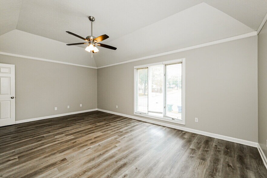 Building Photo - 7440 Richmond Rd