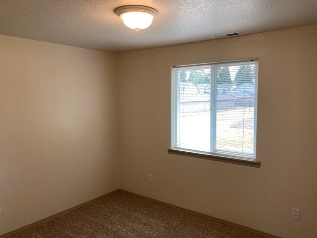 Building Photo - Three Bedroom Duplex in Keizer, Landcaping...