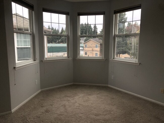 Building Photo - Charming Two Bedroom Town Home