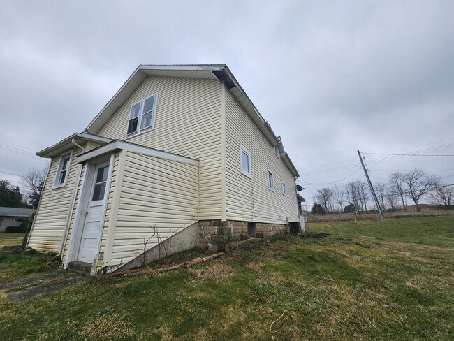 Building Photo - FIVE BEDROOM HOUSE !!. Just a four-minute commute away from PENN STATE BEHREND.