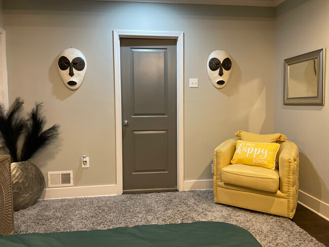 Building Photo - Room in House on Edgewater Dr SW