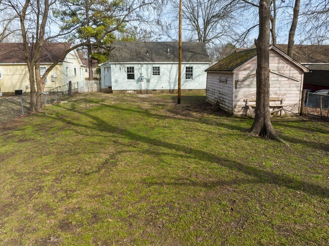 Building Photo - Freshly Updated 2 Bedroom House