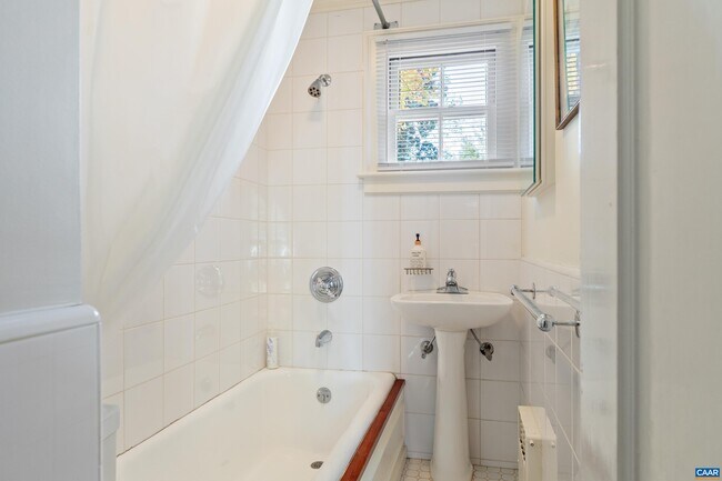 Building Photo - 640 Ivy Ln