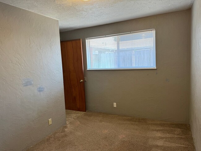 Building Photo - 3 bedroom 1.5 bathroom duplex