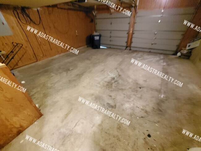 Building Photo - Gorgeous Shawnee Mission NW Home-Coming SO...