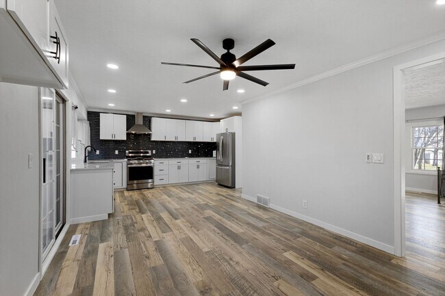 Building Photo - **3 Bedroom with a non-conforming and 2.5 bathrooms in Millard**