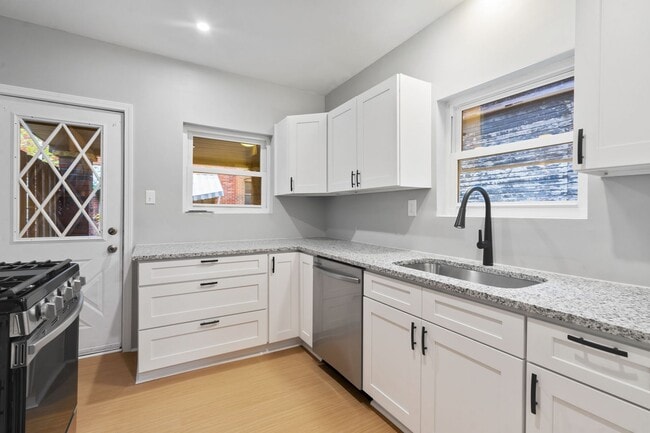 Building Photo - Renovated 2 Bed, 1.5 Bath Rowhome in Hazelwood - Central AC & Heat, Laundry - Available Now!