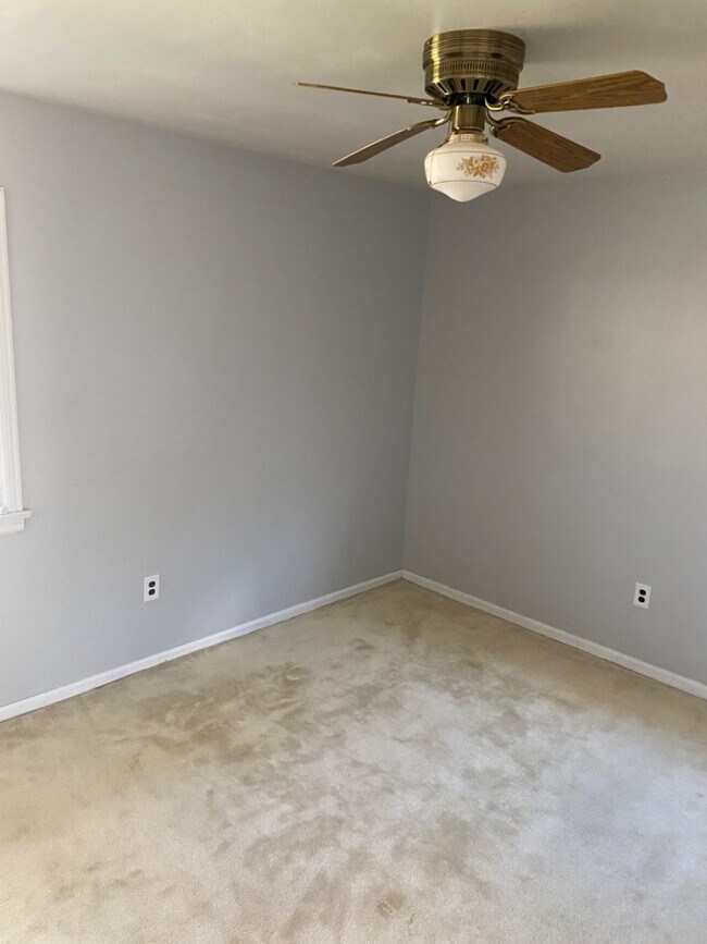 Building Photo - 242 White Pine Dr