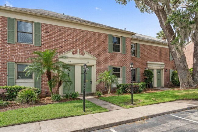 Building Photo - "Spacious 2-Bed Condo with Modern Upgrades in Prime Casselberry Location"