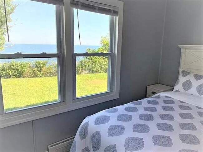 Building Photo - 7 Oak St