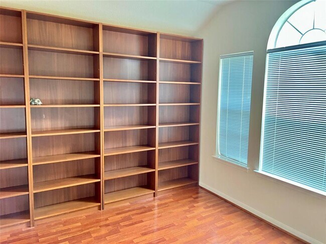 Building Photo - 42 W Foxbriar Forest Cir