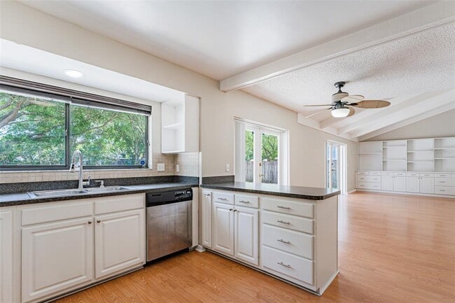 Building Photo - 16203 Fantasia Dr