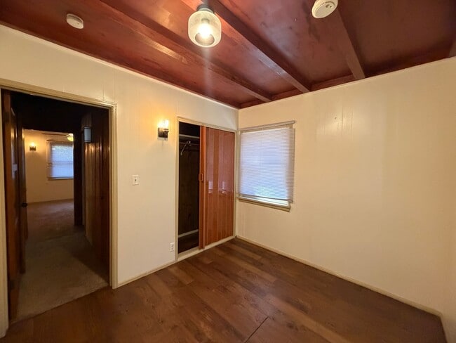 Building Photo - 2 Bedroom 1 Bath Super Cute.