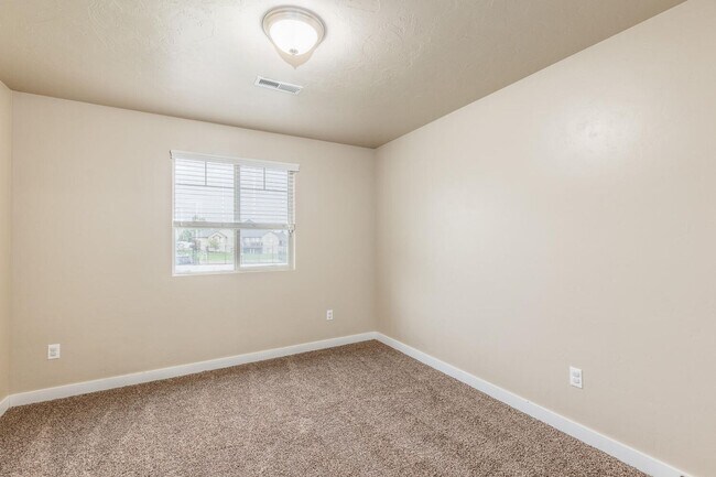 Building Photo - Comfort Meets Convenience in This Herriman...