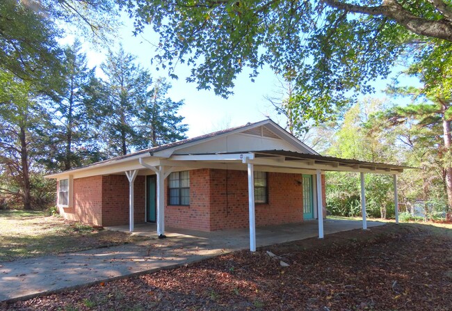 Building Photo - Updated 2 Bedroom, 1 Bath House, Country L...