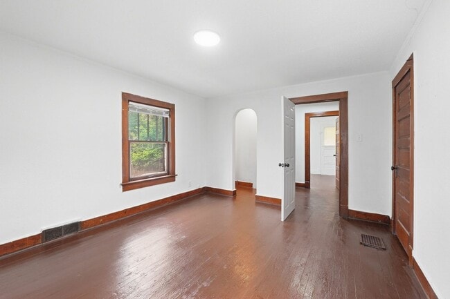Building Photo - 928 W Dewald St