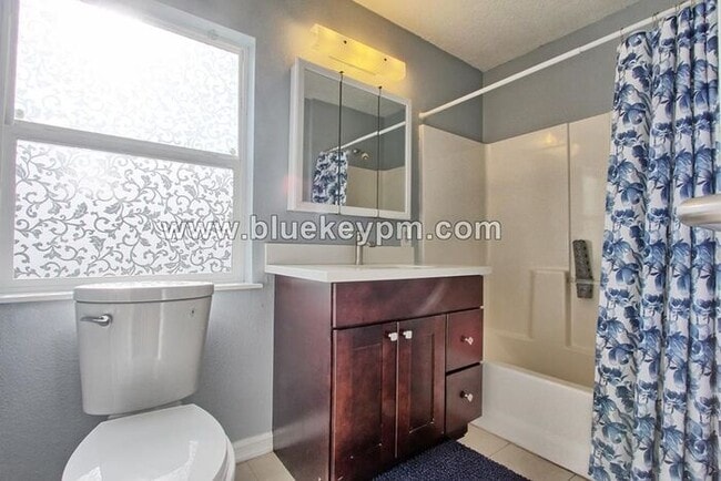 Building Photo - 3 Bed, 2 Bath Home Near Mill City Park in Portland