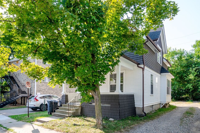 Building Photo - 112 Adams St