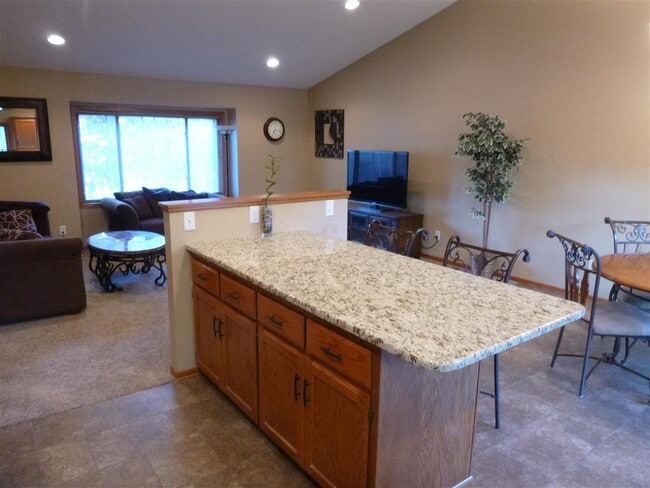 Building Photo - 4Bdrm-3bath Split NW Rochester