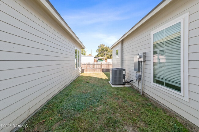 Building Photo - 119 Mayberry Grv St