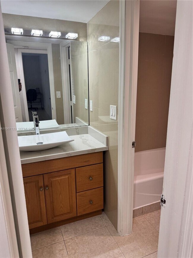 Building Photo - 14421 N Kendall Dr