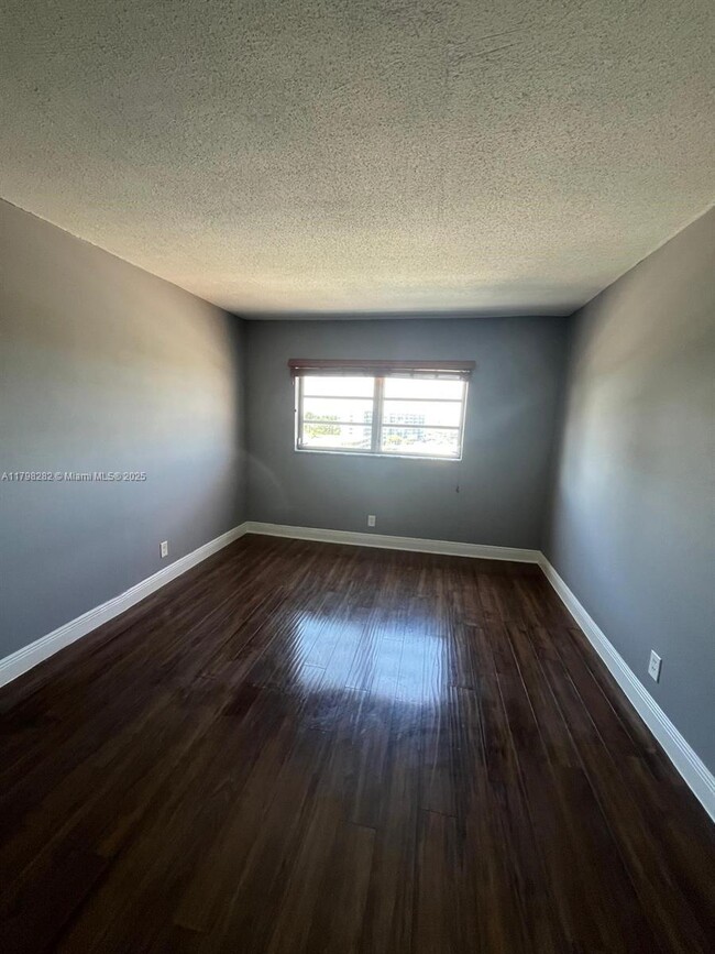 Building Photo - 2200 E Hallandale Beach Blvd