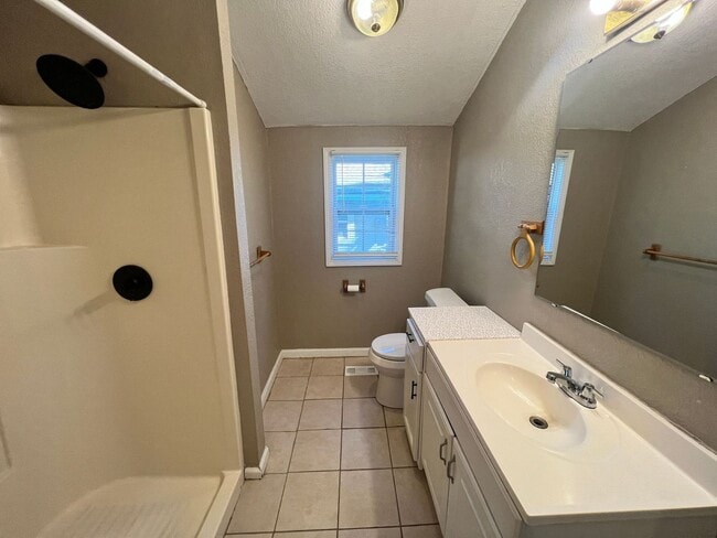 Building Photo - Cozy 2 Bedroom Home with Large Backyard