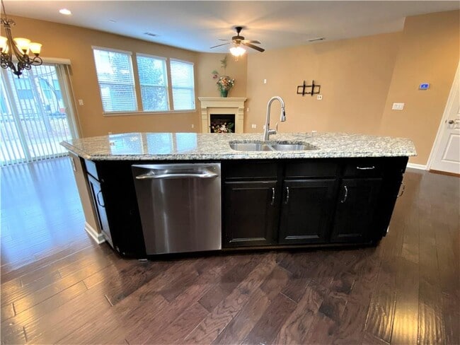 Building Photo - 2186 Hillview Dr NE