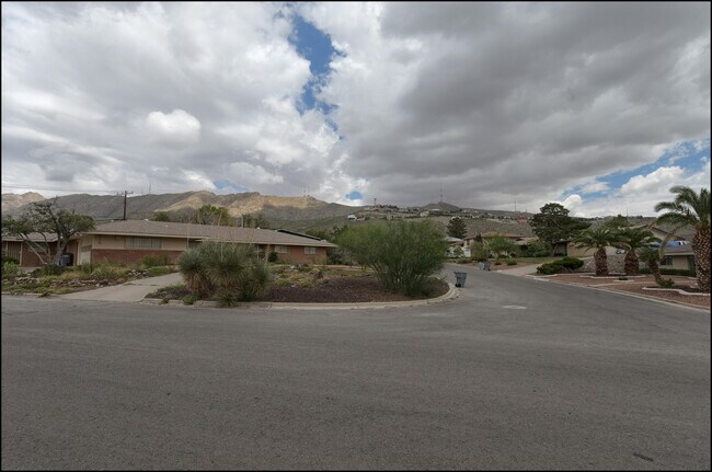 Building Photo - 4040 Bancroft Dr