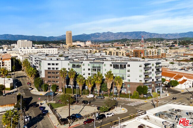 Building Photo - 629 Traction Ave